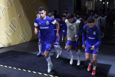 بعد انتهاء مشوار المونديال.. جمهور بورتو يعتدي على بعثة الفريق (فيديو)